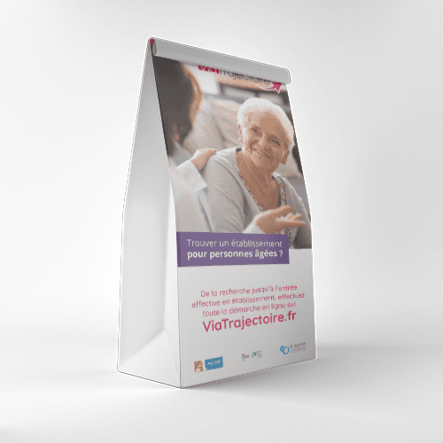 Le sachet est imprimé en couleur sur une face avec une photo d'une personne âgée et le texte Trouver un établissement pour personnes âgées ? ViaTrajectoire.fr